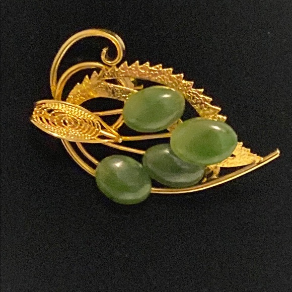 Vintage Green Jade and Gold Tone  Leaf Brooch - Picture 3 of 5
